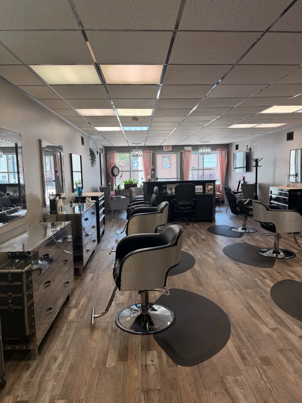 Styling floor at Salon De' Salamone with black chairs and wood floors