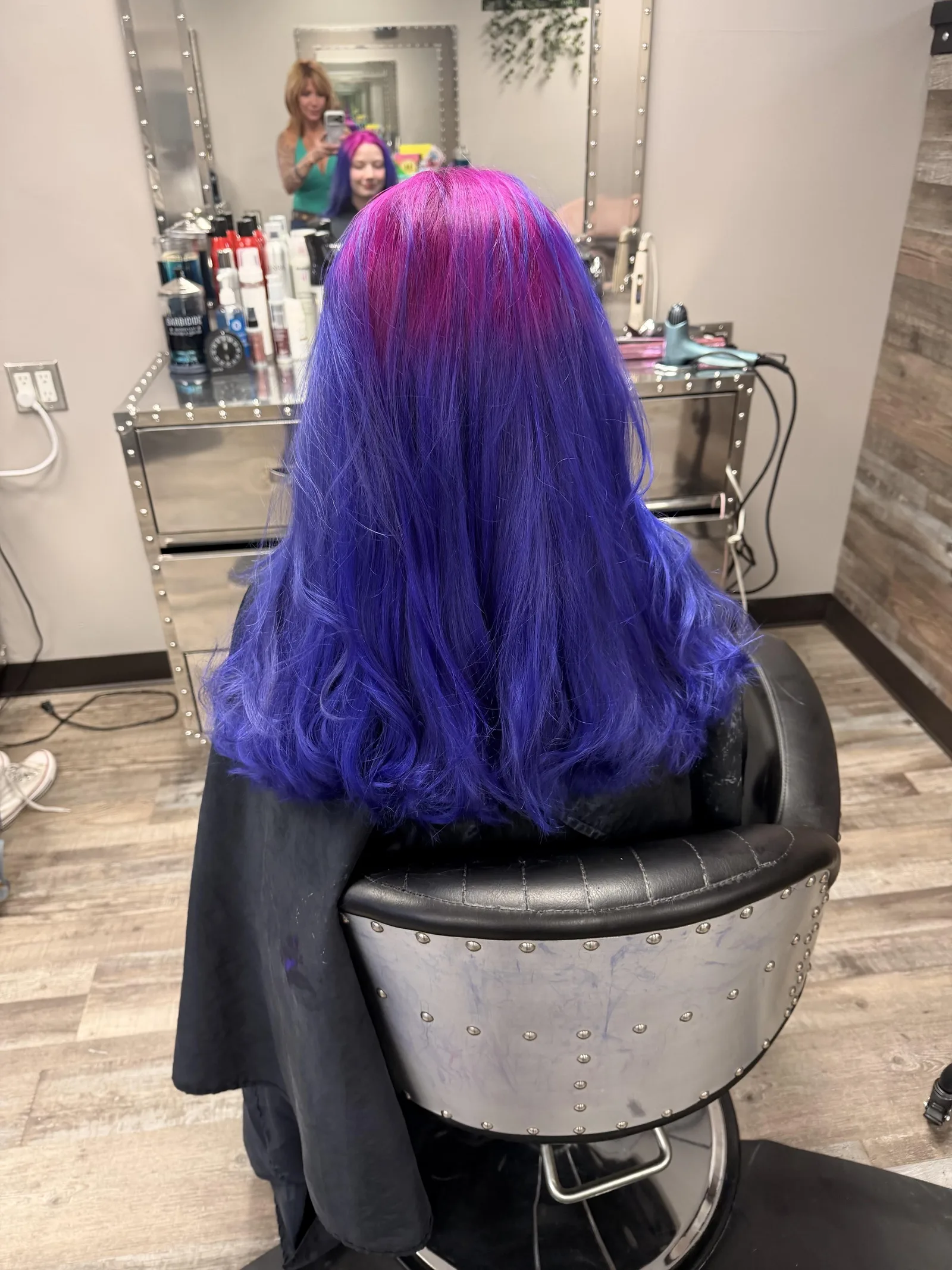Vivid magenta to violet color
